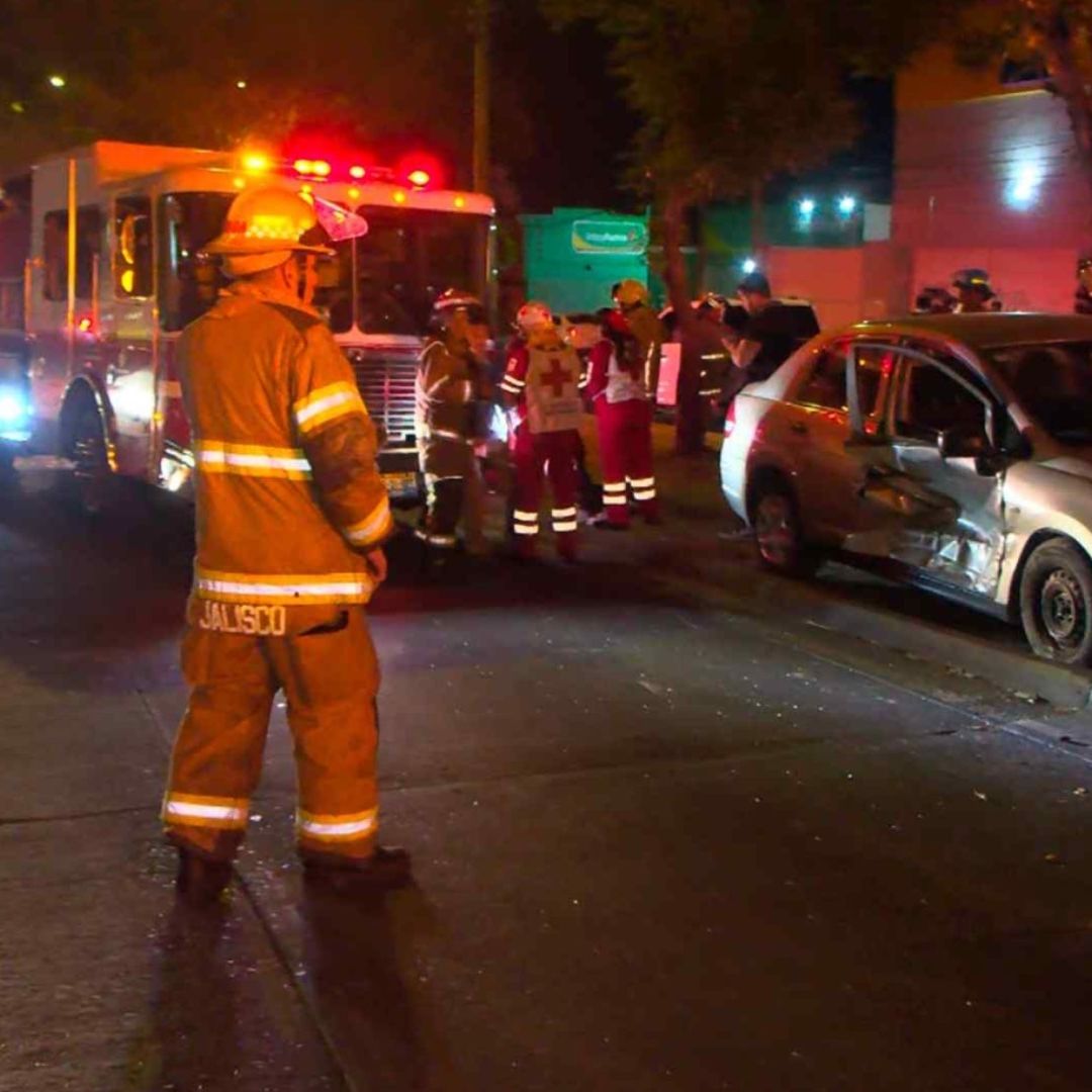 Hombre Atropella a Motociclista, Huye, Choca Auto y Vuelve a Huir en Guadalajara