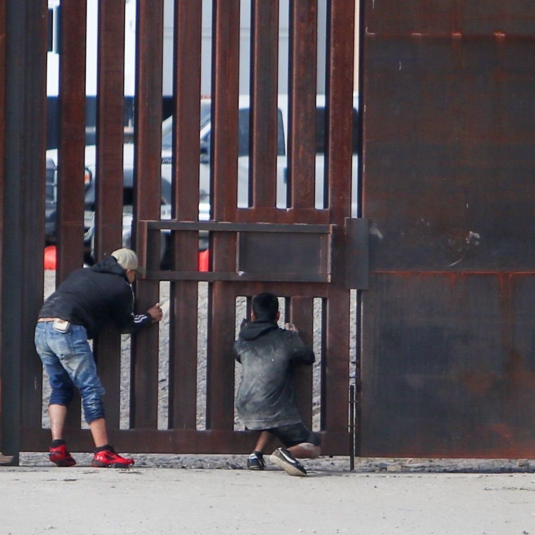 Migrantes en Ciudad Juárez buscan cruzar el muro fronterizo