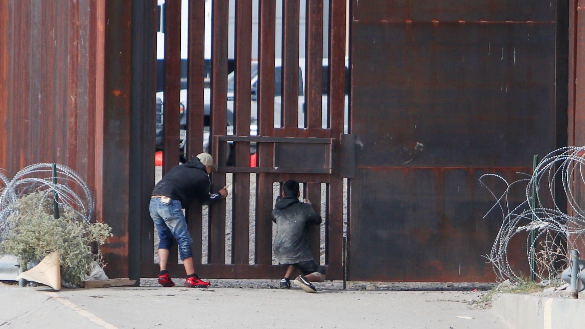 Migrantes en Ciudad Juárez buscan cruzar el muro fronterizo