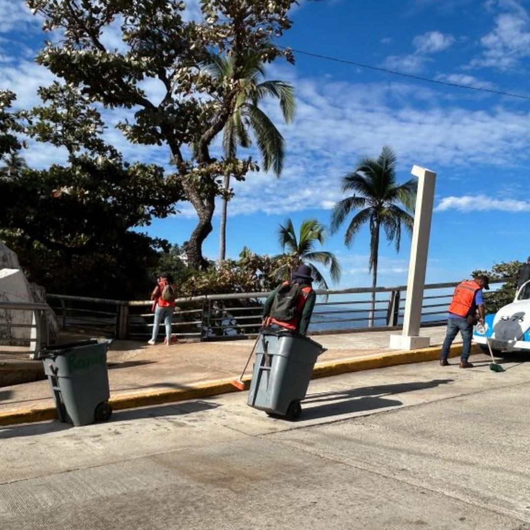 Trabajadores del ayuntamiento y voluntarios fueron parte de las cuadrillas de limpieza en Acapulco