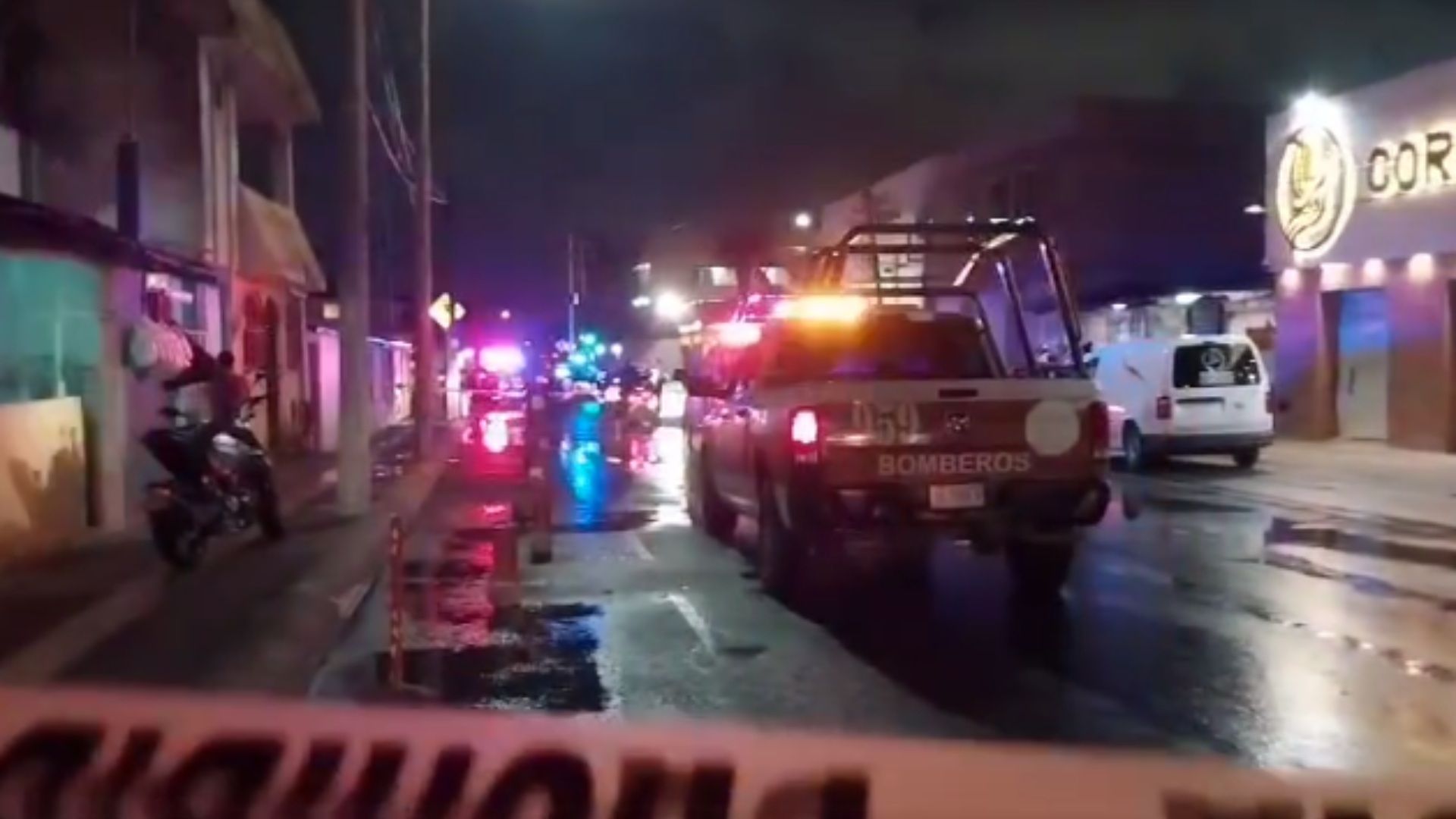 Hombre Muere Electrocutado al Caerle un Cable de Luz Mientras Caminaba