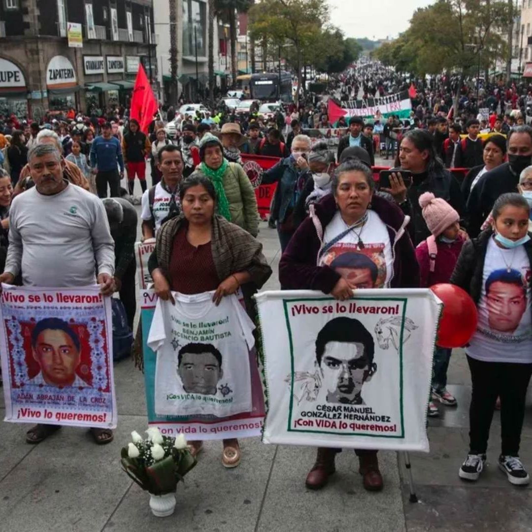 Padres de los 43 normalistas desaparecidos de Ayotzinapa.