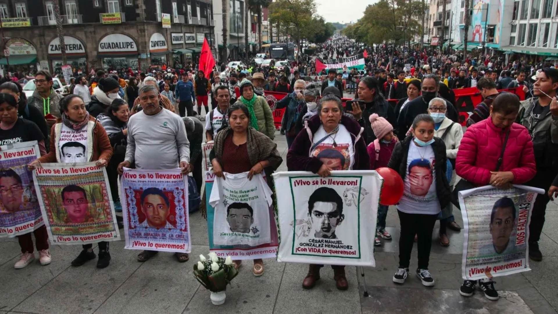 Padres de los 43 normalistas desaparecidos de Ayotzinapa.