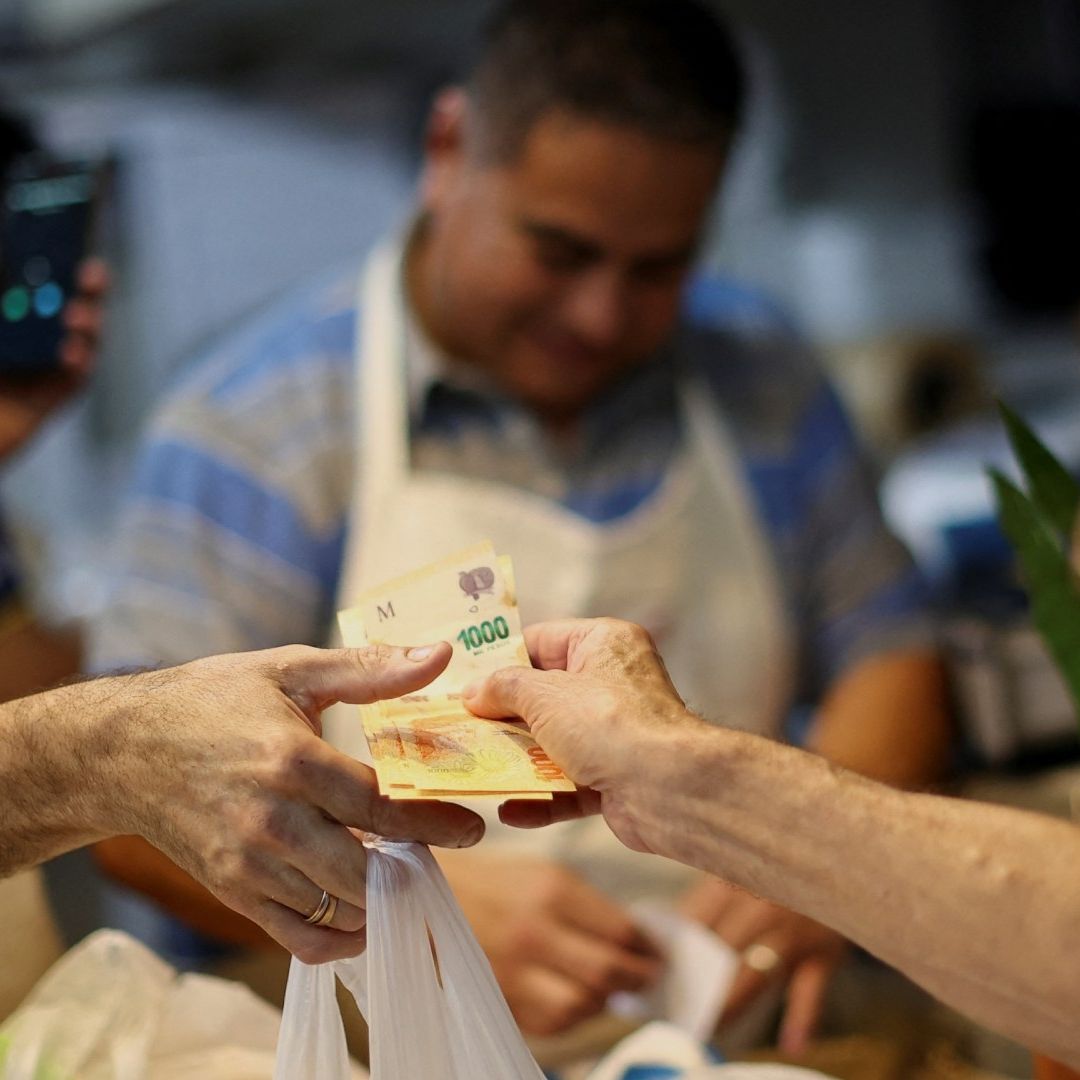 La eliminación de controles de precios dispuesta por el Gobierno ultraliberal del presidente Javier Milei, quien asumió el cargo el 10 de diciembre, provocó aumentos de los productos básicos