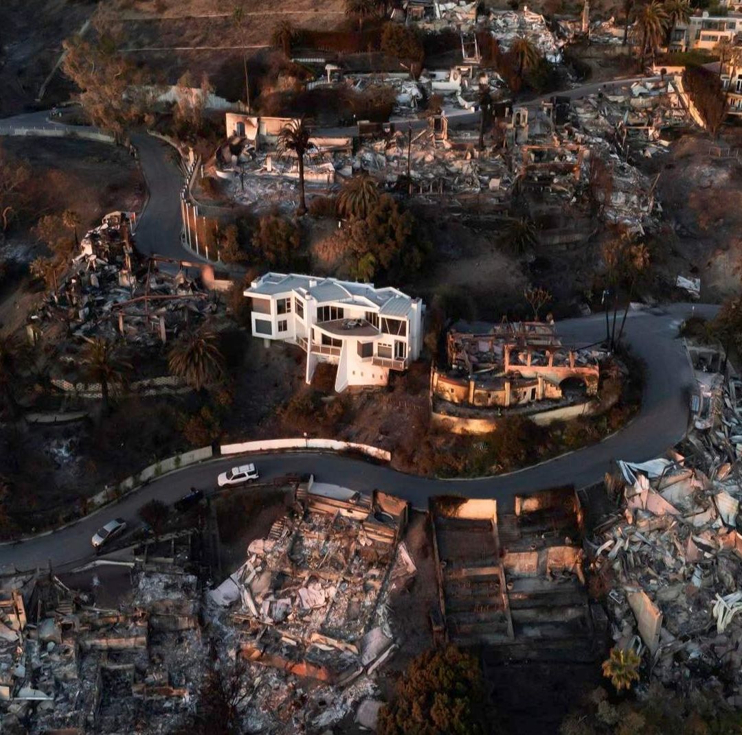 Aumentan a 27 los Muertos por Incendio en Los Ángeles; FBI Alerta de Estafadores