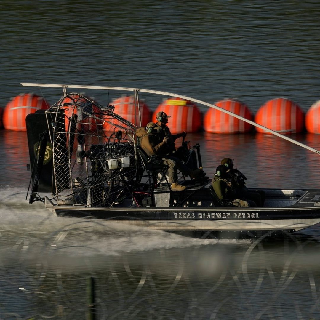 La Patrulla Fronteriza de los Estados Unidos realiza recorridos de vigilancia junto a las boyas del Río Bravo