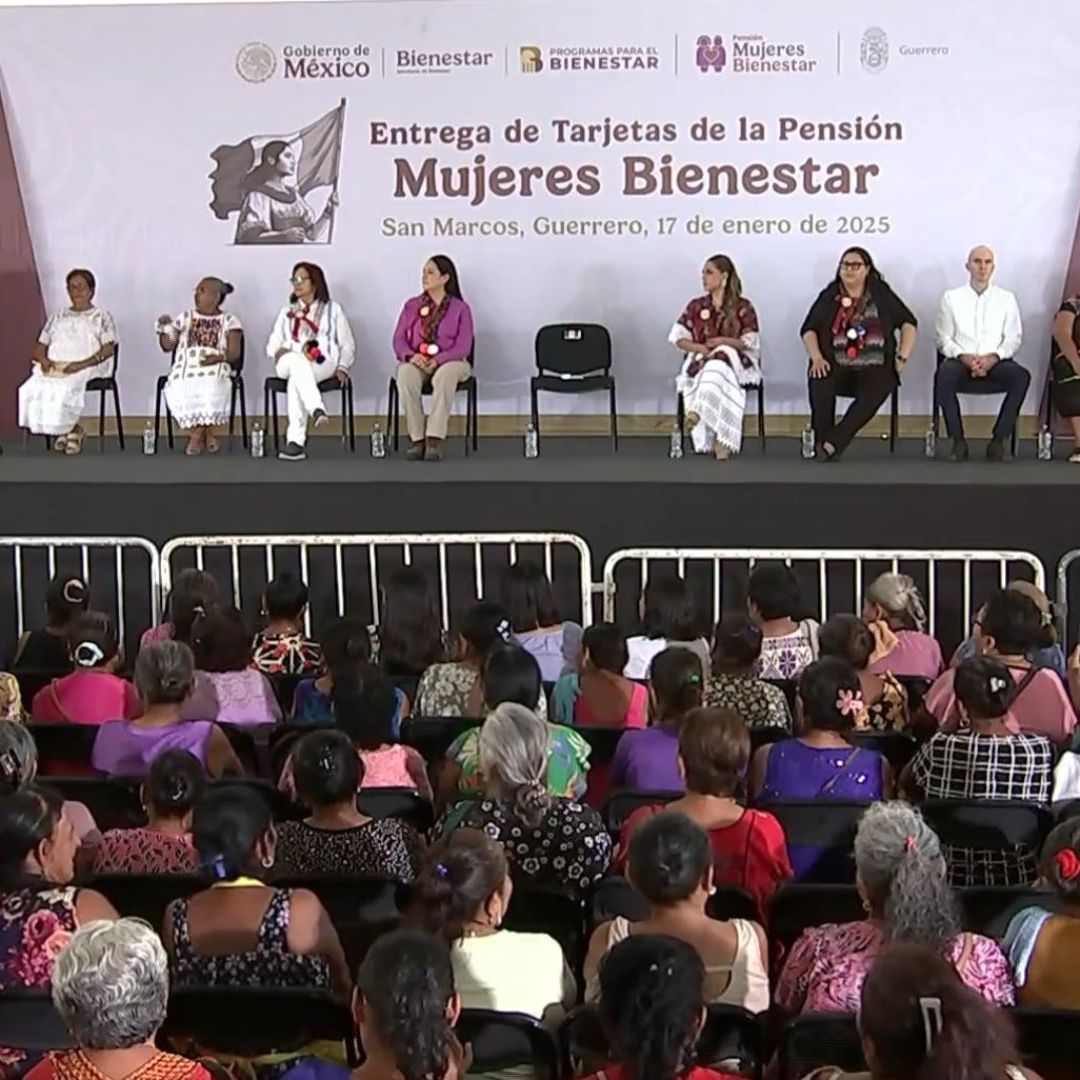 Claudia Sheinbaum entrega tarjetas de la Pensión Mujeres Bienestar.