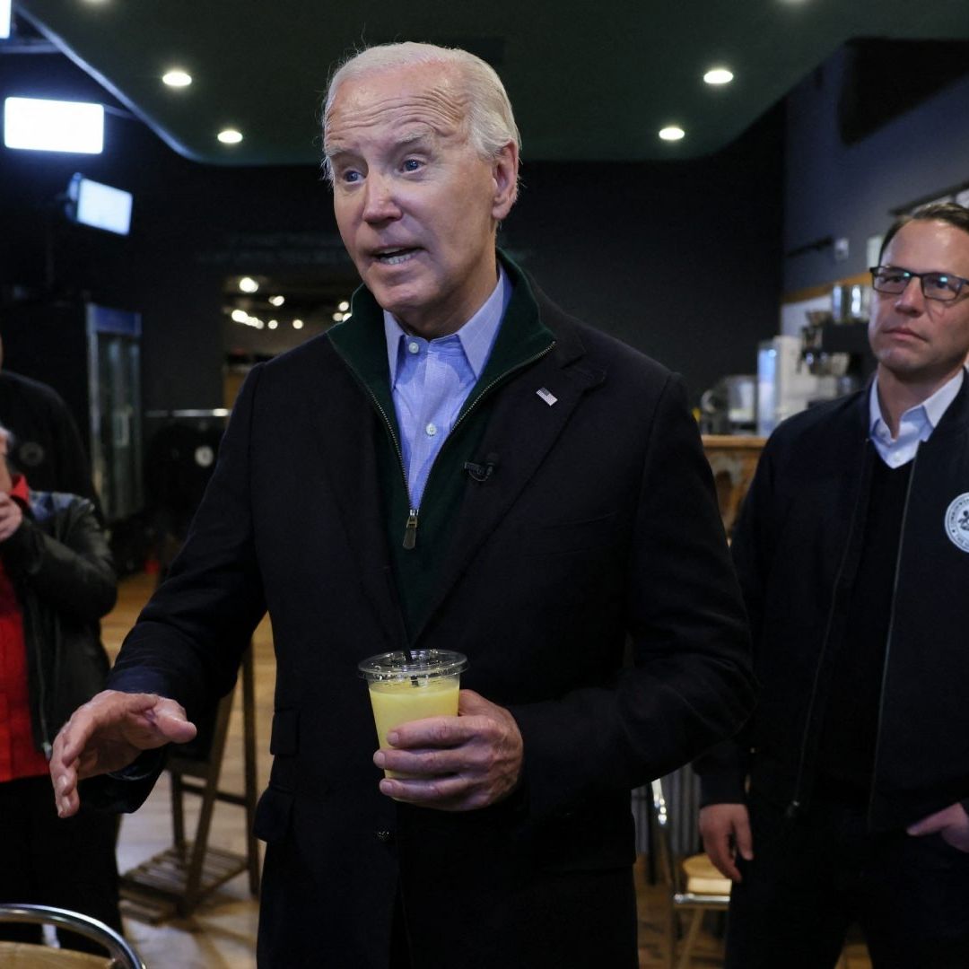 El presidente Joe Biden responde a preguntas de la prensa en Nowhere Coffee Co. en Emaús, Pensilvania.