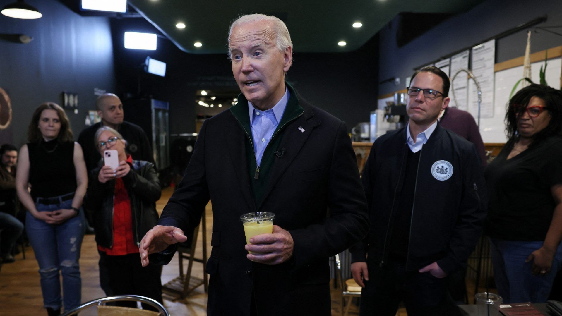 El presidente Joe Biden responde a preguntas de la prensa en Nowhere Coffee Co. en Emaús, Pensilvania.