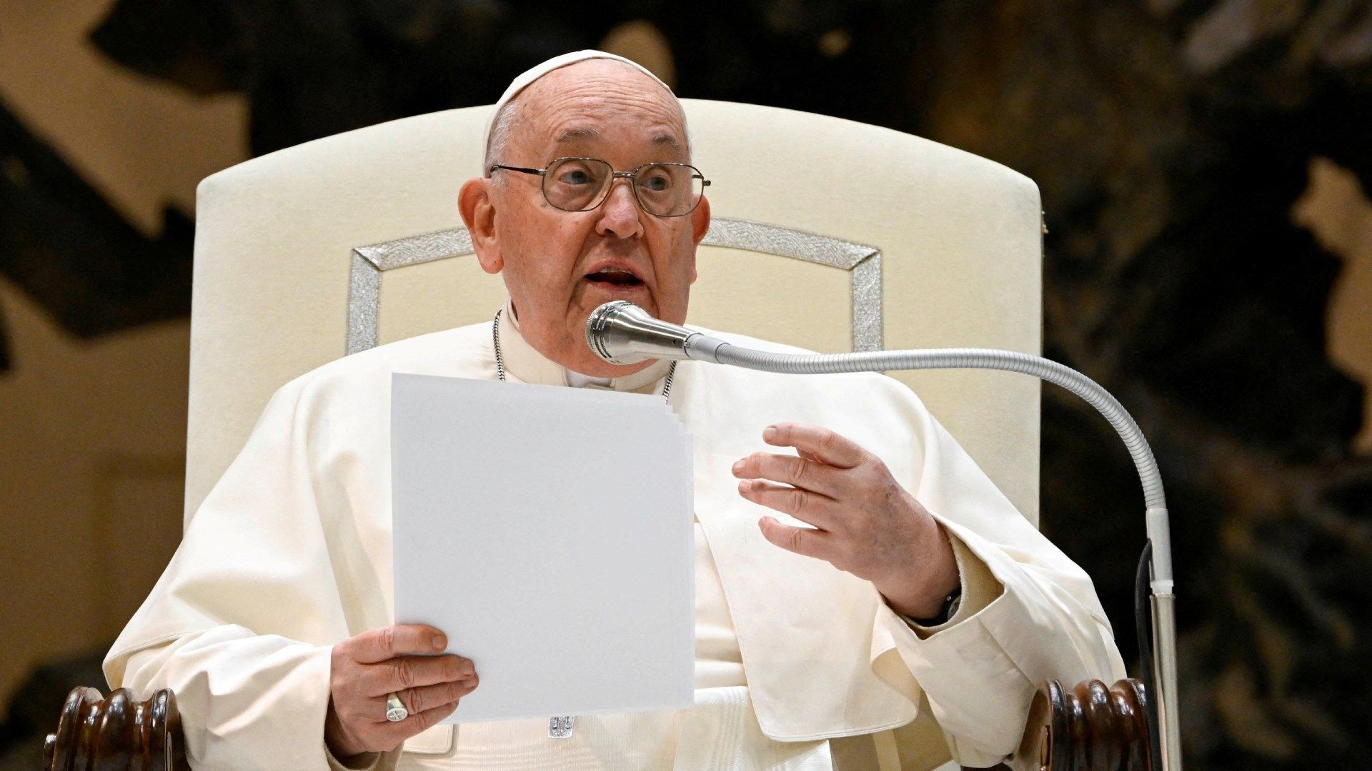 Salud del Papa Francisco Vuelve a Debilitarse; Tiene "Un Poco de Bronquitis"
