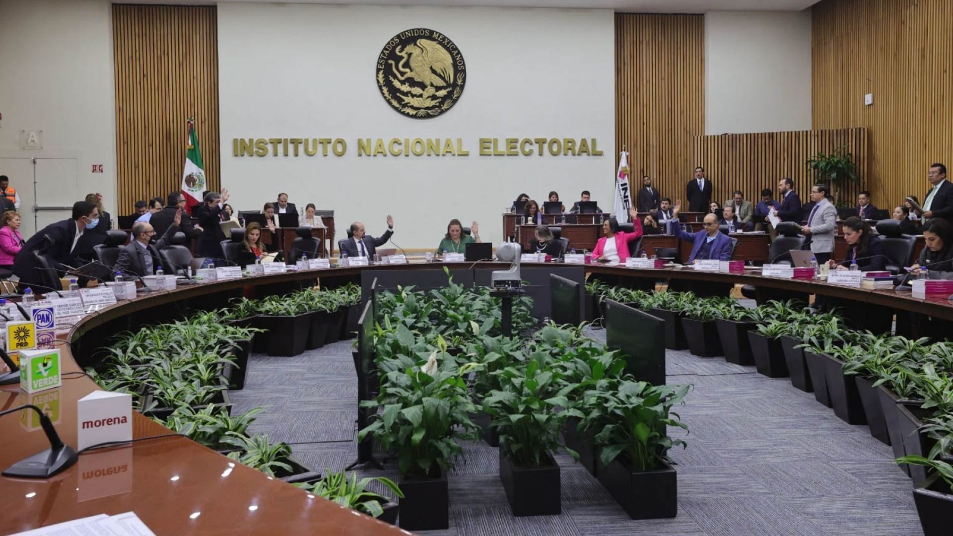De acuerdo al Instituto Nacional Electoral (INE) para registrar un partido político, los ciudadanos deben asistir a las asambleas de una organización