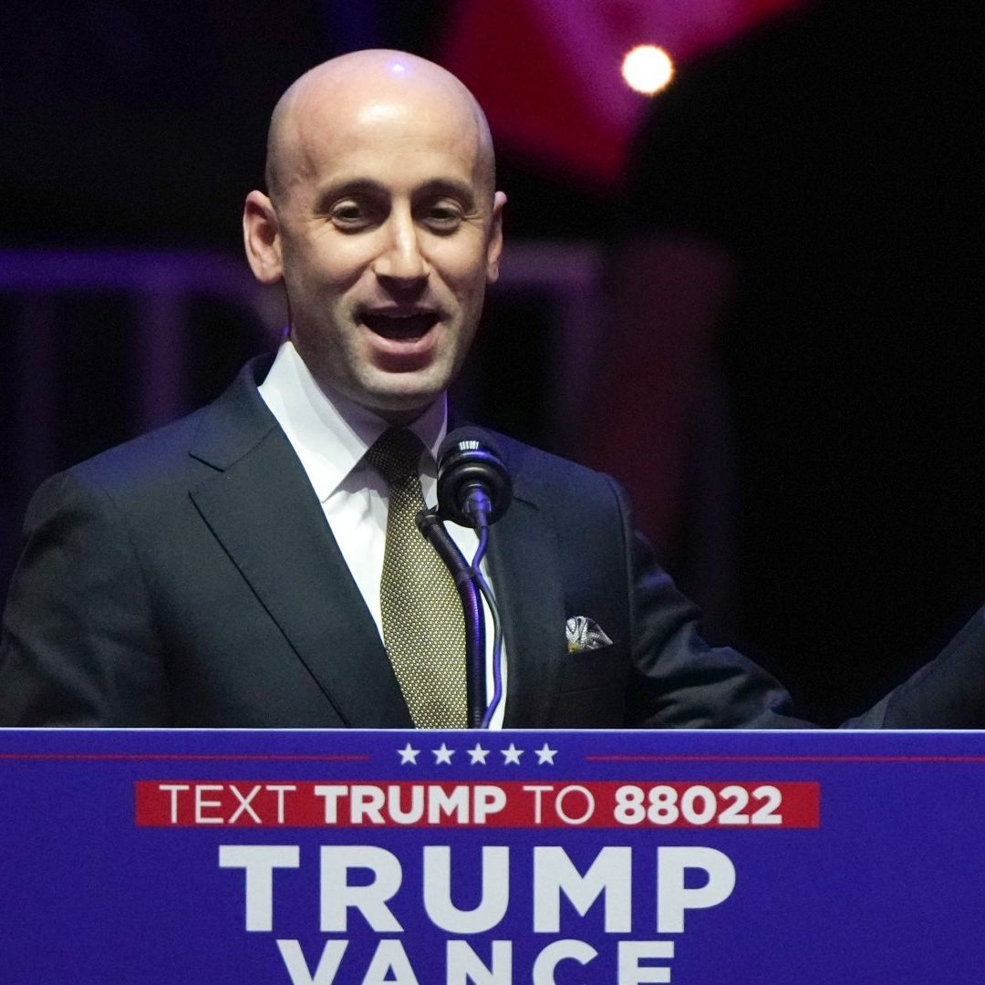 Stephen Miller dijo que el gobierno de Donald Trump no se disculpará con ningún país si este afecta a Estados Unidos y que harán lo que tenga que hacer para defender al país.