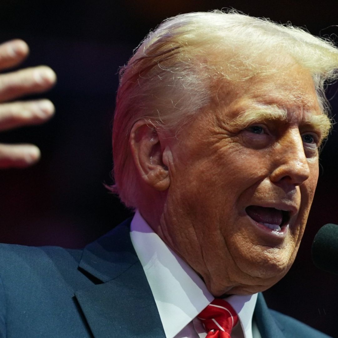 El presidente electo Donald Trump habla en un mitin antes de la 60ª toma de posesión presidencial.