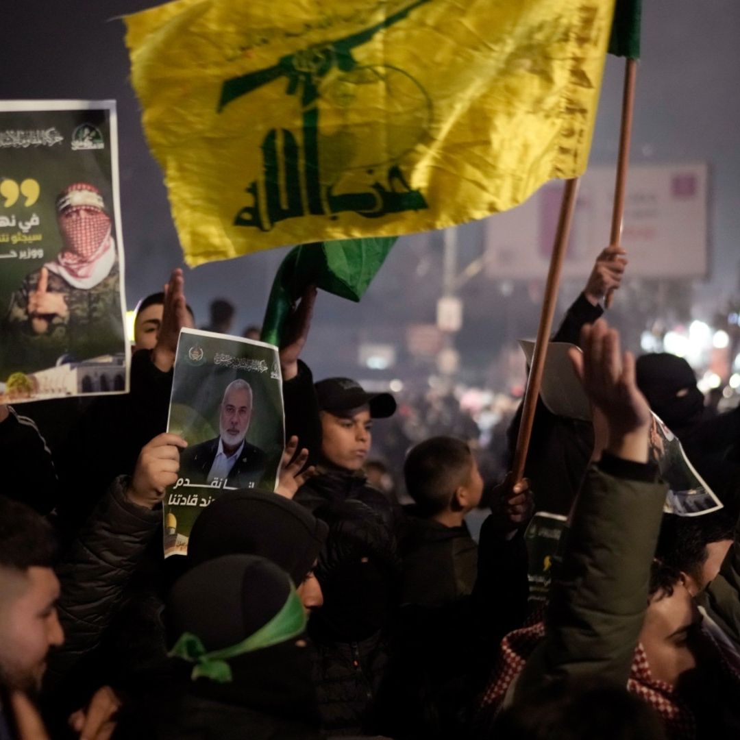Israel liberó a 90 prisioneros y detenidos palestinos el lunes en la madrugada.