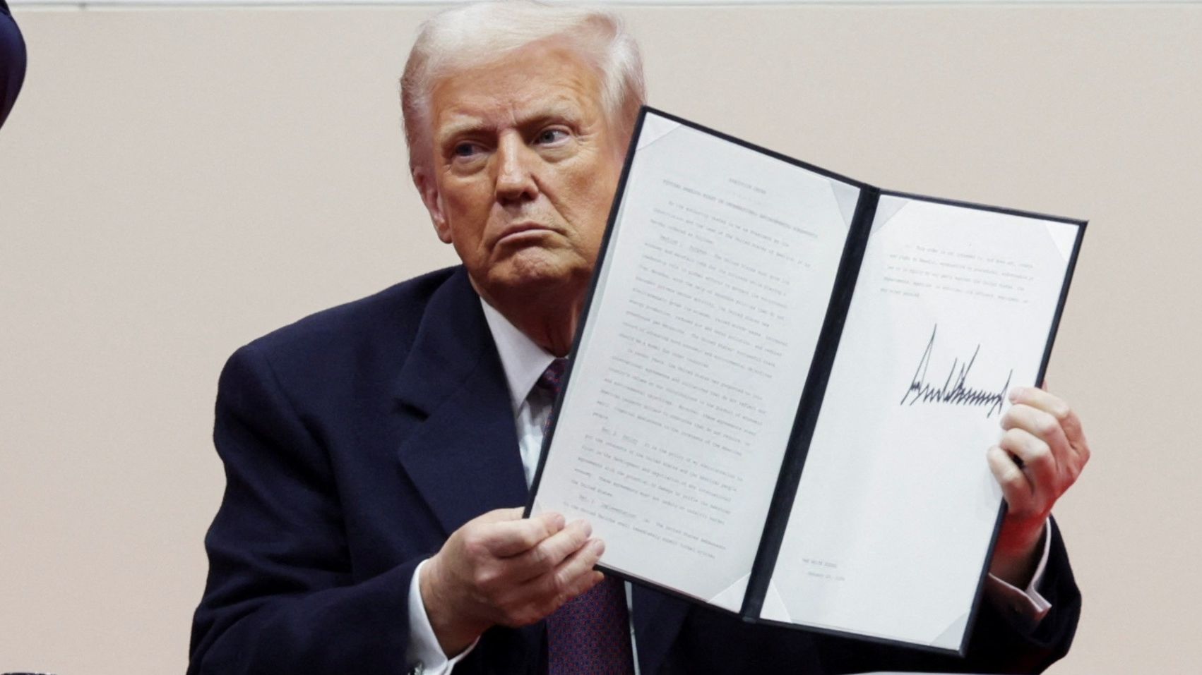 Donald Trump firma primeras órdenes ejecutivas frente a miles de seguidores