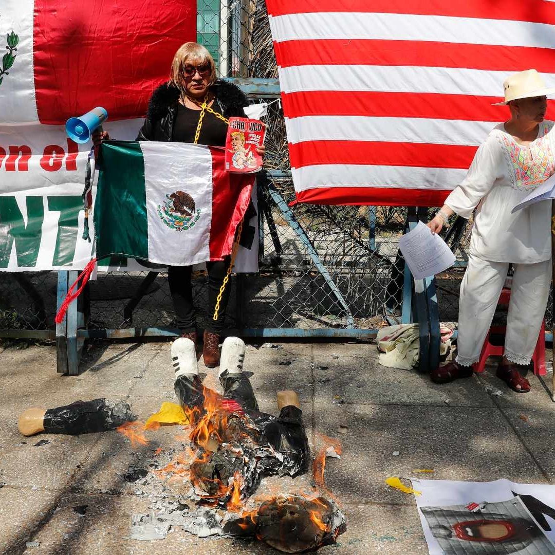 Activistas Queman Piñata con la Figura de Donald Trump Frente a Embajada de EUA en México