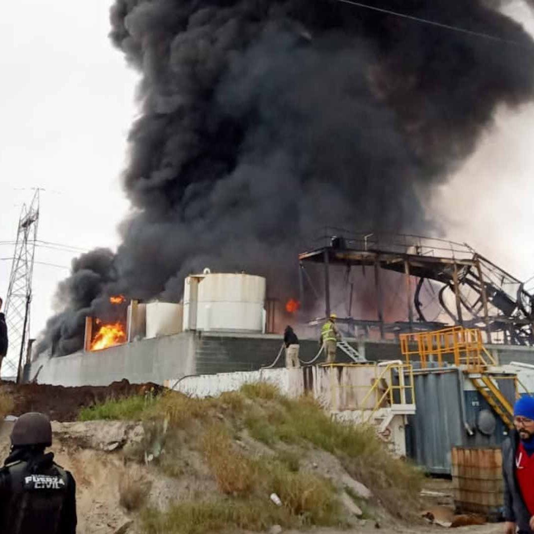 Se Registra Mega Incendio en Fábrica Tras Explosión; Ya Está Controlado