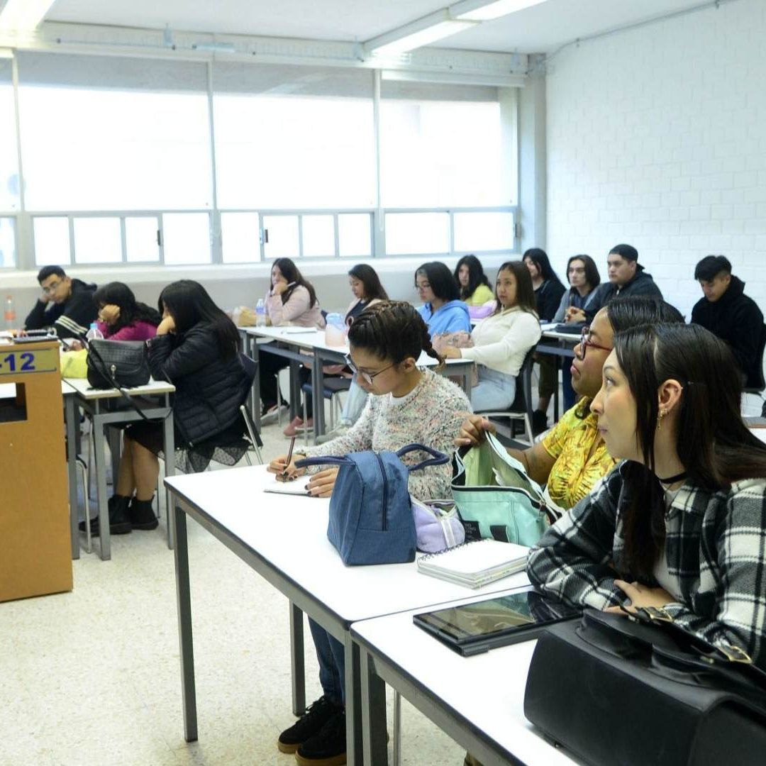Alumnos de la UNAM con cubreboca.