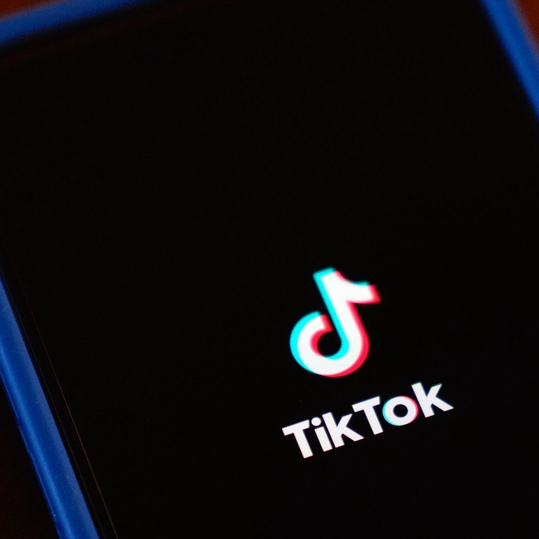 La app de TikTok no aparece en la Play Store ni en la App Store, pese al retraso de la prohibición