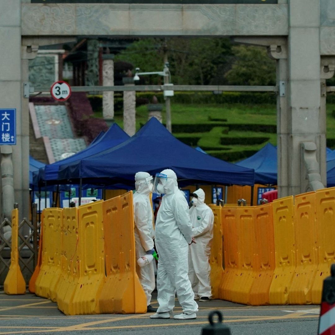 Personas con trajes protectores contra el COVID-19 en China