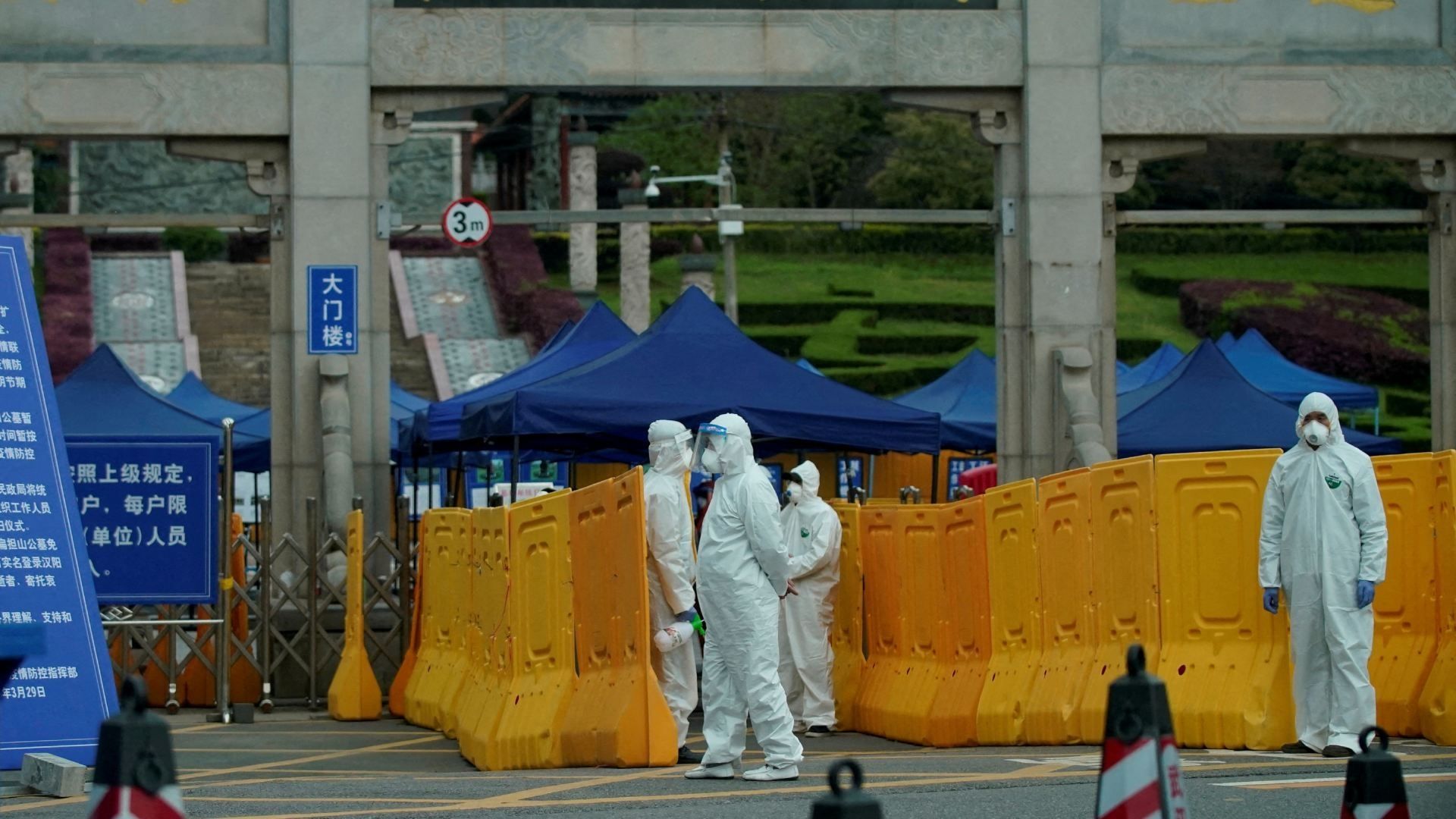 Personas con trajes protectores contra el COVID-19 en China