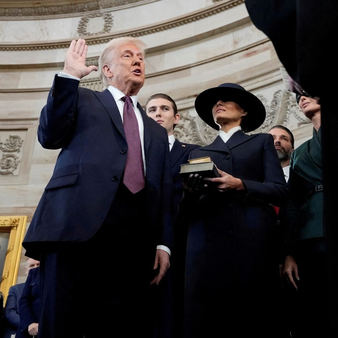 Despierta Curiosidad que Trump No Pusiera la Mano en la Biblia Durante su Juramento