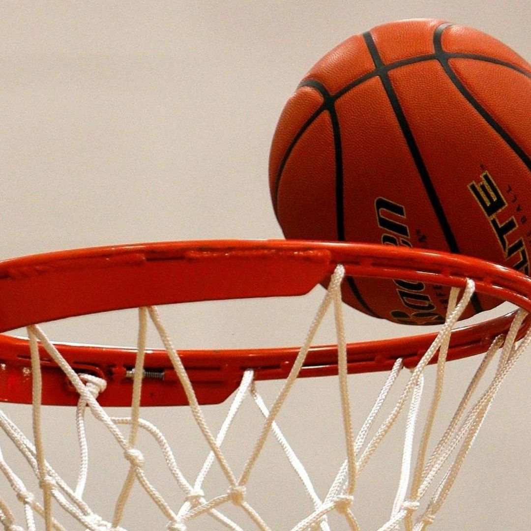 Hombre Fallece en Cancha de Básquetbol
