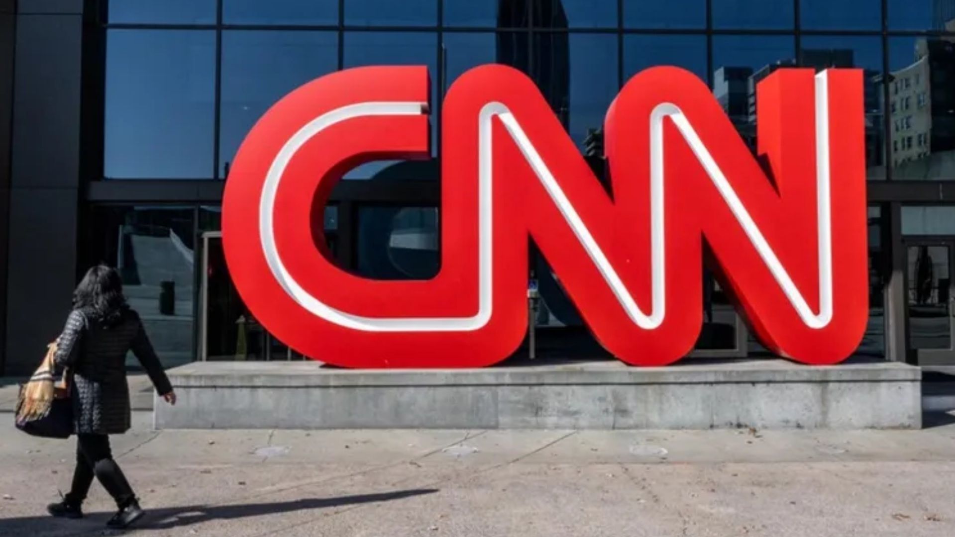 La reacción del presidente se produjo después de que se anunciara que CNN planea realizar despidos masivos.