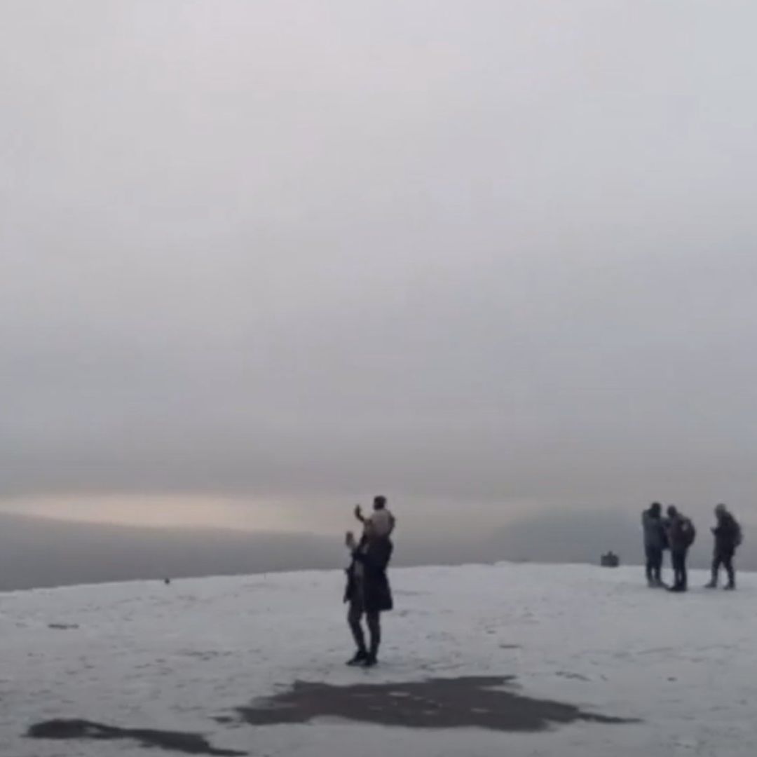 Regios Suben a Cerro de la Silla para Ver Nieve