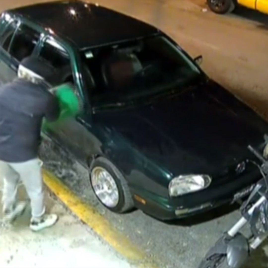Hombre incendia auto en Cuautitlán