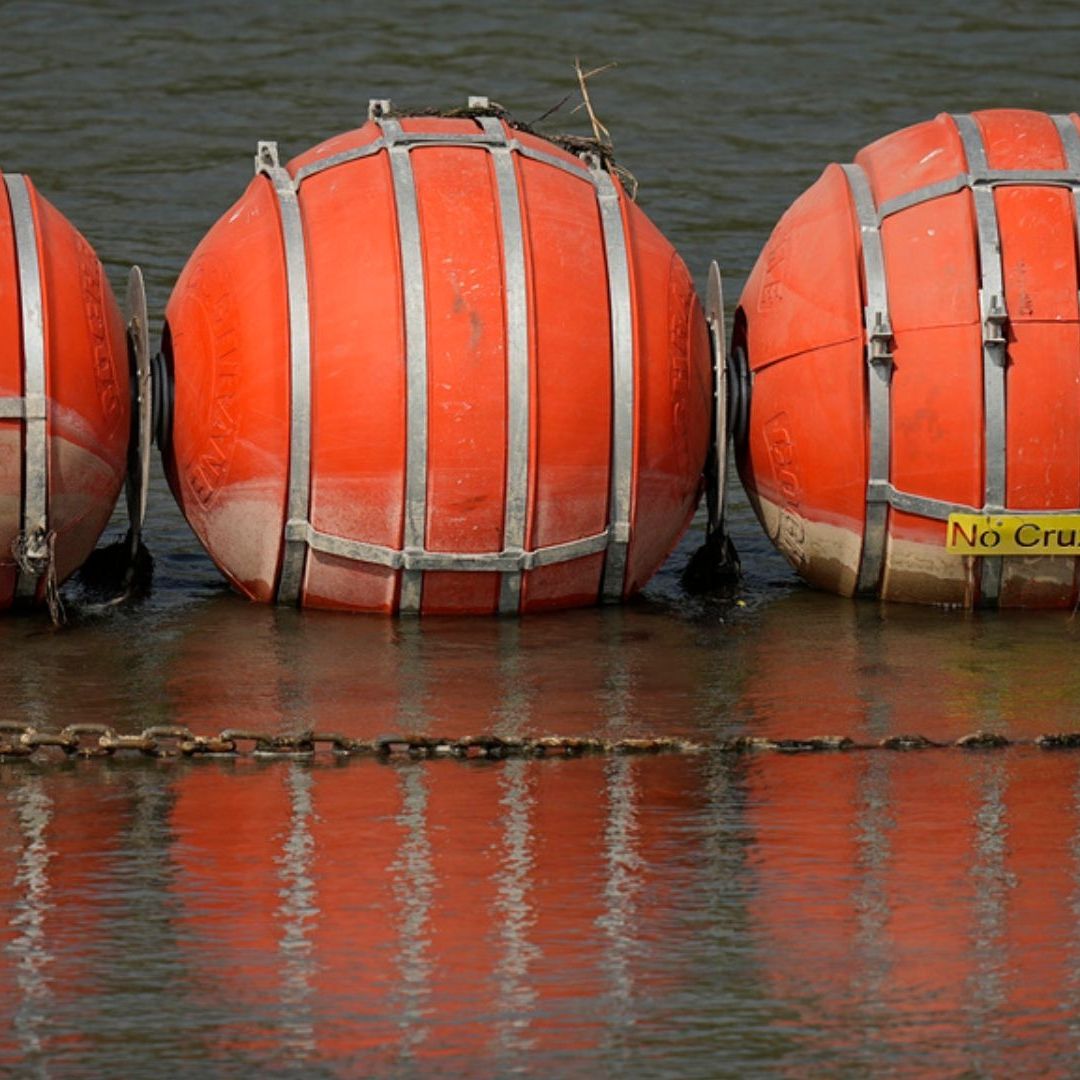 La barrera de boyas mide unos 300 metros. Foto: AP