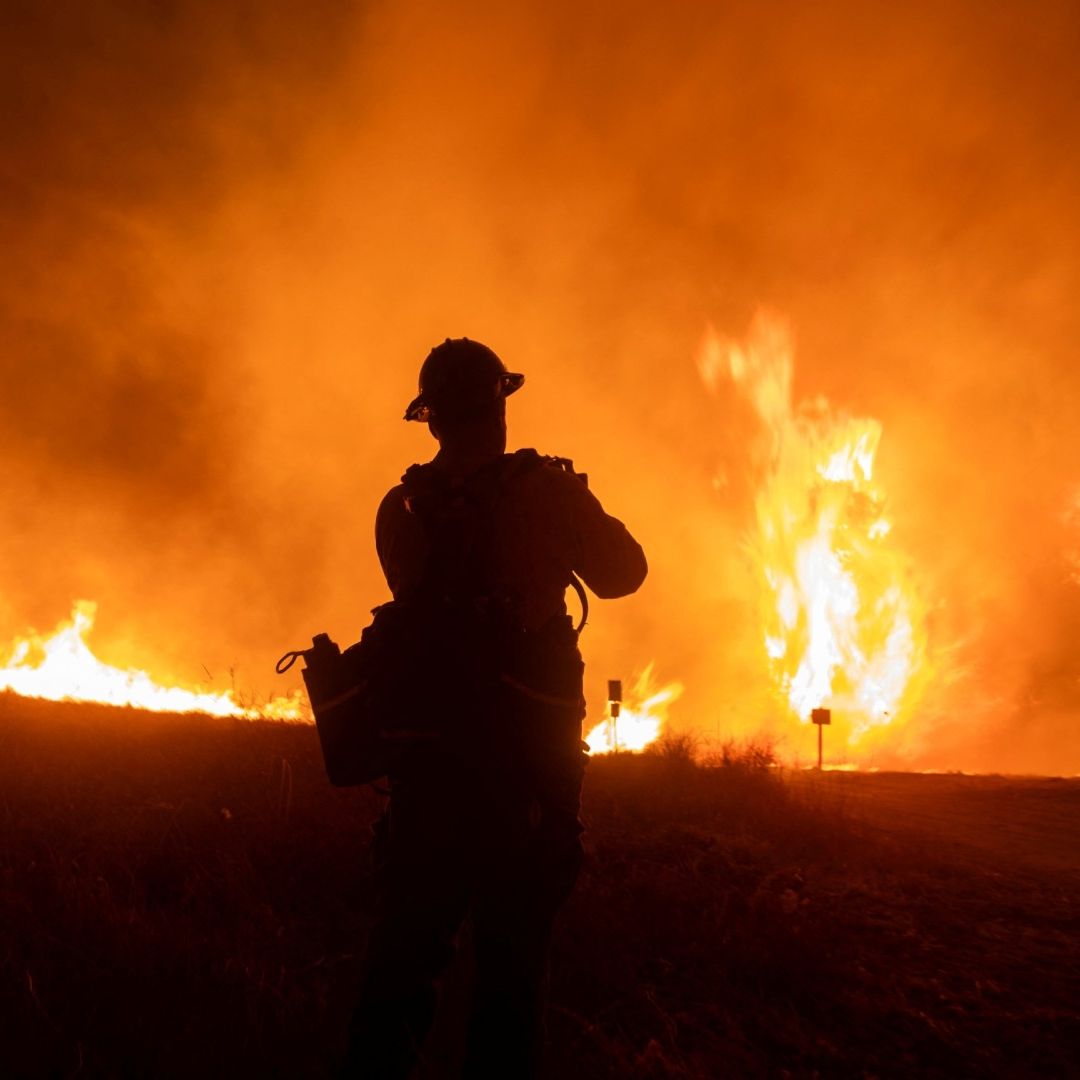 Bomberos combaten incendio en Los Ángeles que ha quemado más de 3 mil hectáreas