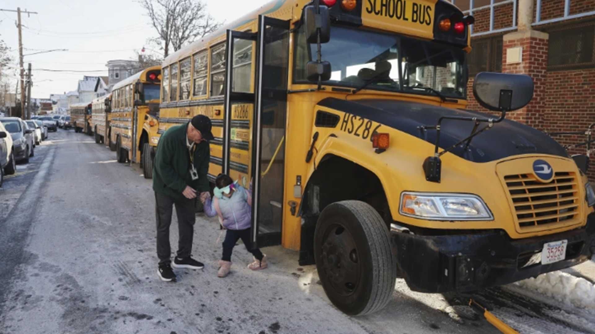 Un estudiante llega a la escuela el 21 de enero de 2025, en East Boston, Boston.