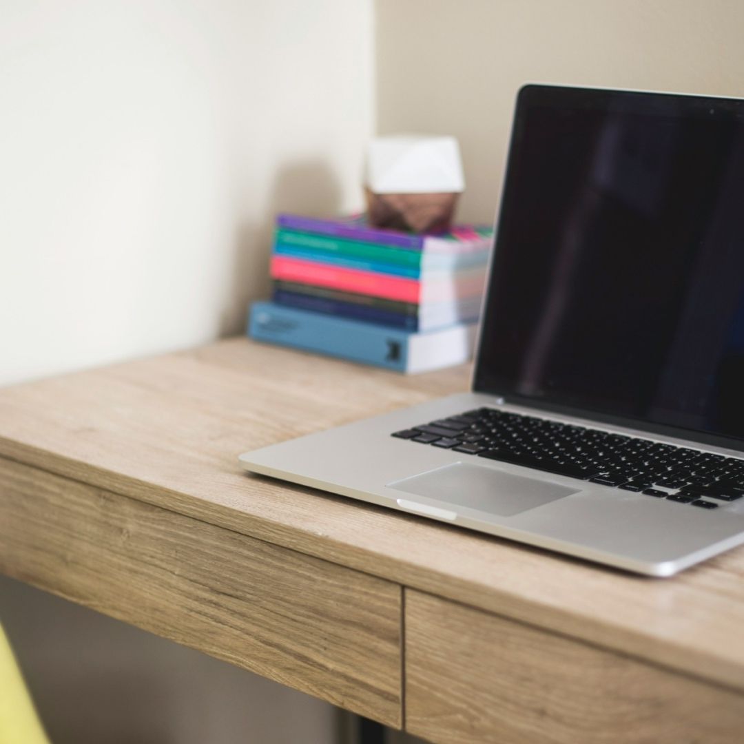¿Padre del Año? Hombre Empeña Laptops de sus Hijos para Ir con las “Cariñosas”
