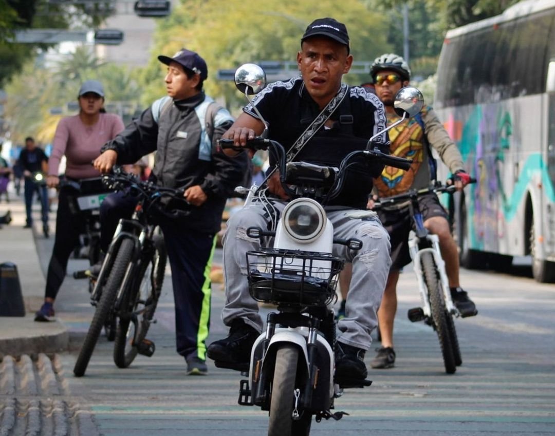 Usuarios de bicicletas eléctricas invaden ciclovías y banquetas