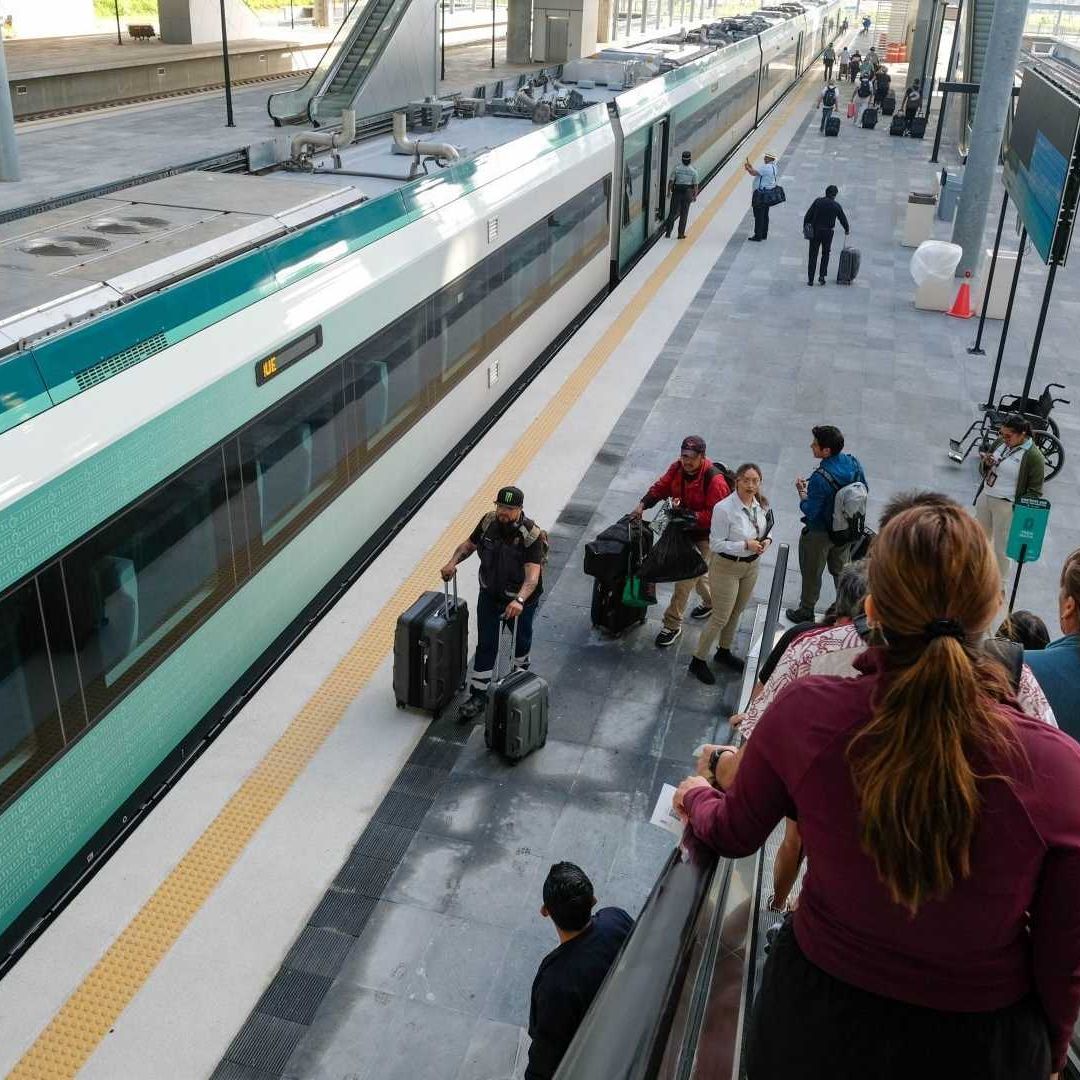 Turistas realizan recorridos en el Tren Maya