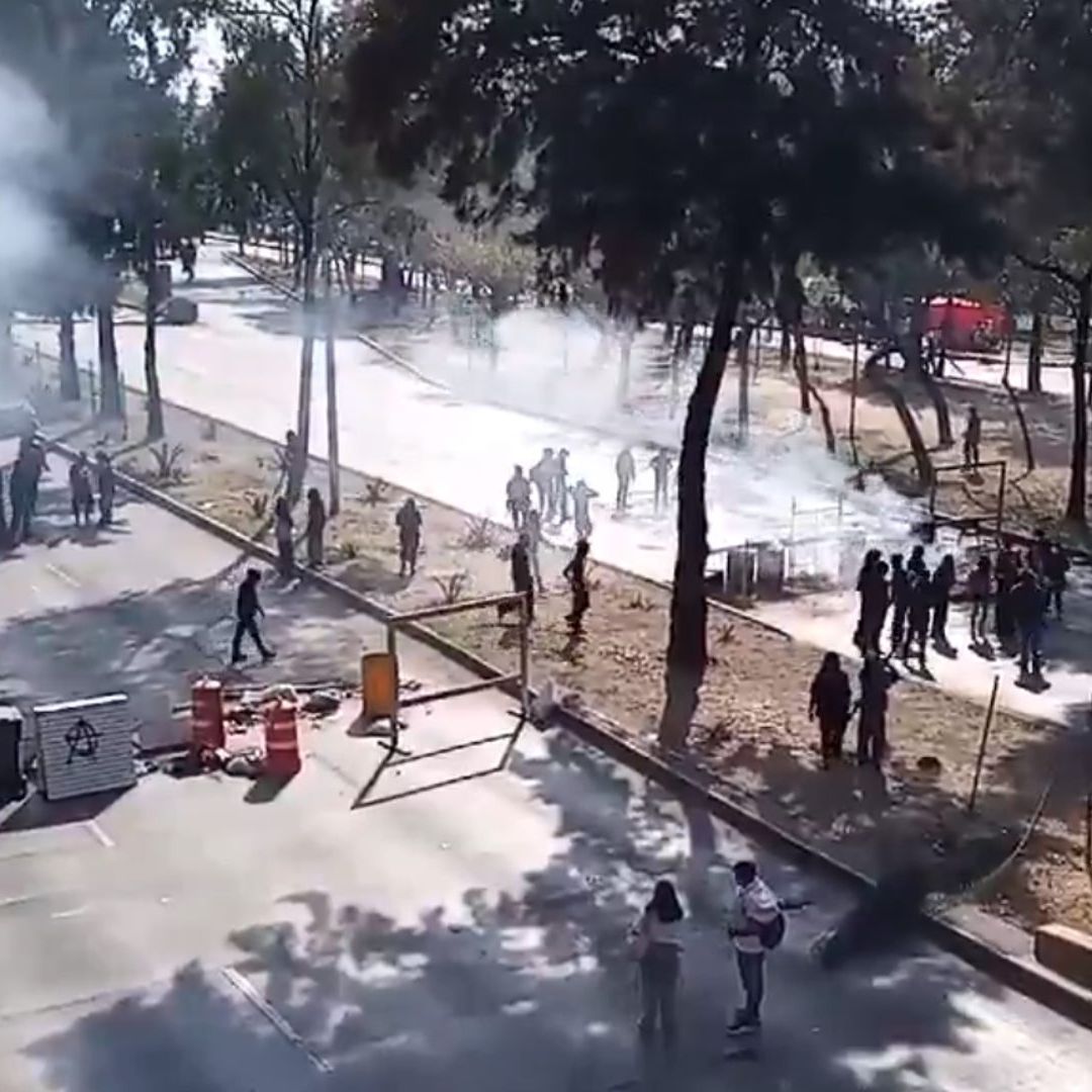 Bloqueo en Circuito Interior: Encapuchados Colocan Barricadas Frente a la Prepa 2 de la UNAM