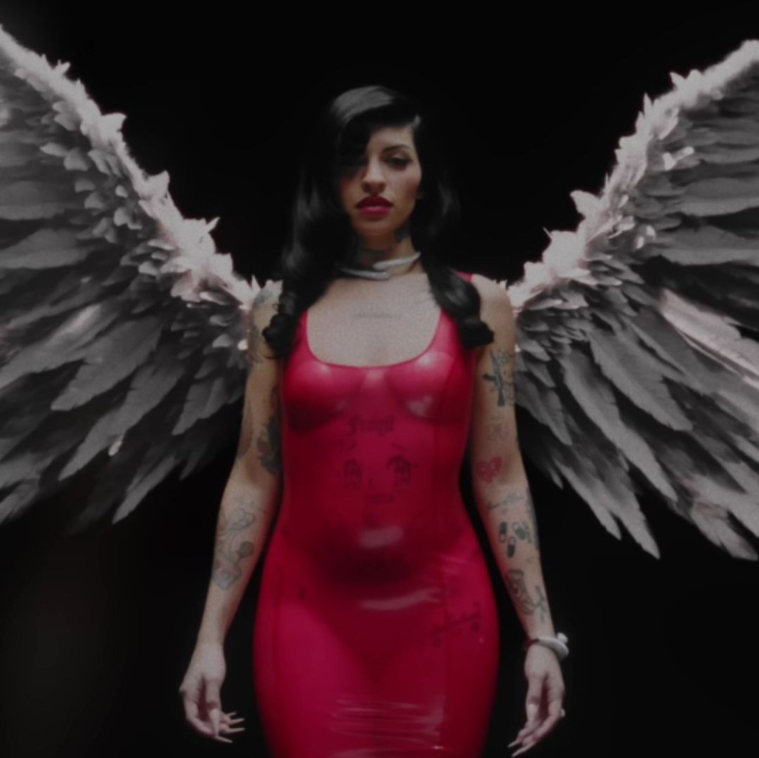El videoclip que acompaña al lanzamiento presenta elementos provocativos.