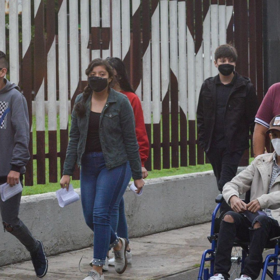 Alumnos acuden a planteles del IPN a realizar exámen de admisión