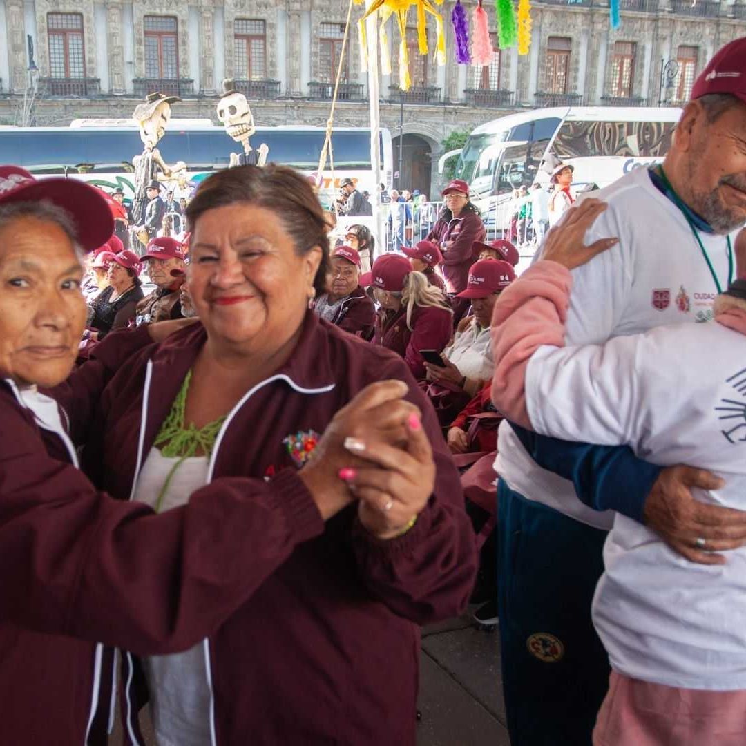 Adultos mayores bailando en el Zócalo de la CDMX