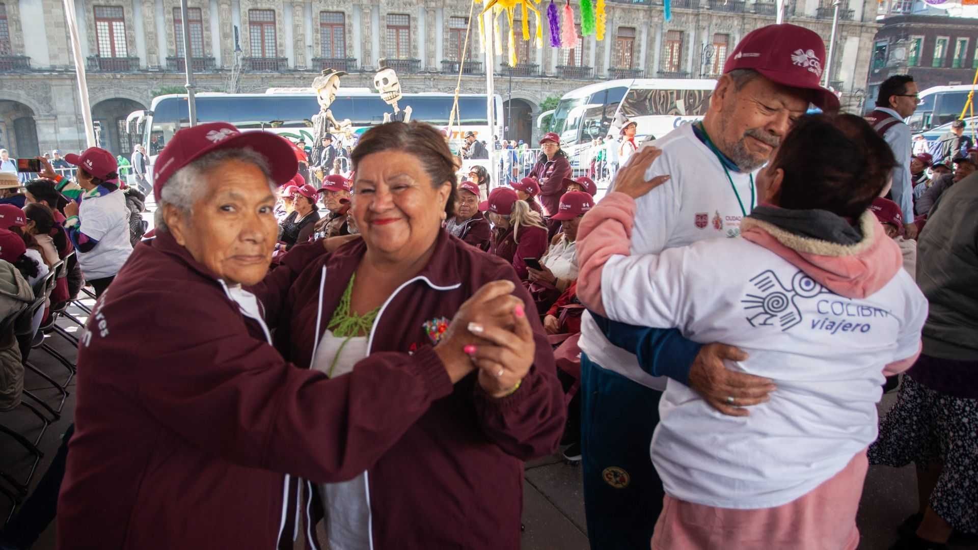 Adultos mayores bailando en el Zócalo de la CDMX