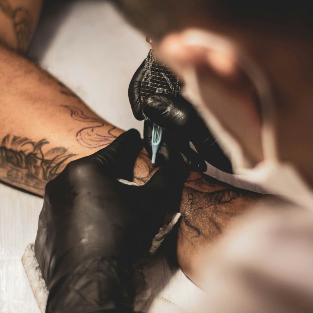 Influencer Muere Mientras le Hacían un Tatuaje; Esto Pasó