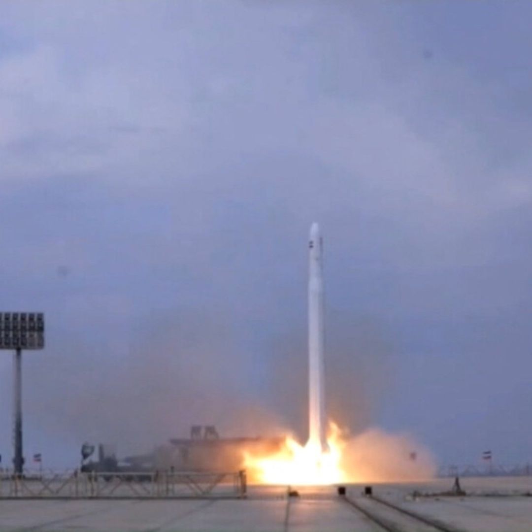 Irán lanza con éxito su primer satélite a gran altura orbital