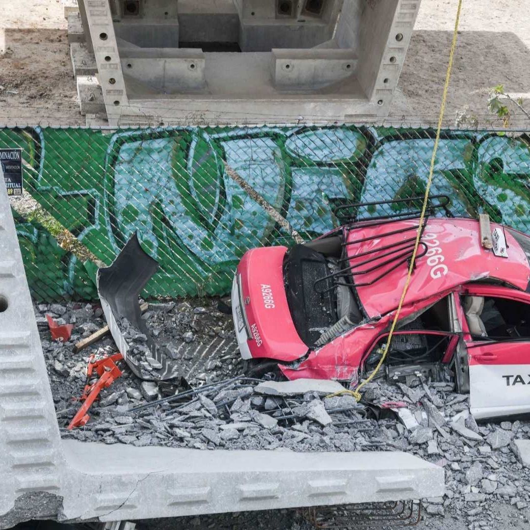 En la zona de obras, continúa la grúa accidentada y los vehículos destruidos por la dovela