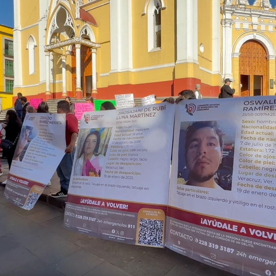 Familiares de Jhosajani y Oswaldo se manifiestan con sus fichas de búsqueda en el centro de Xalapa
