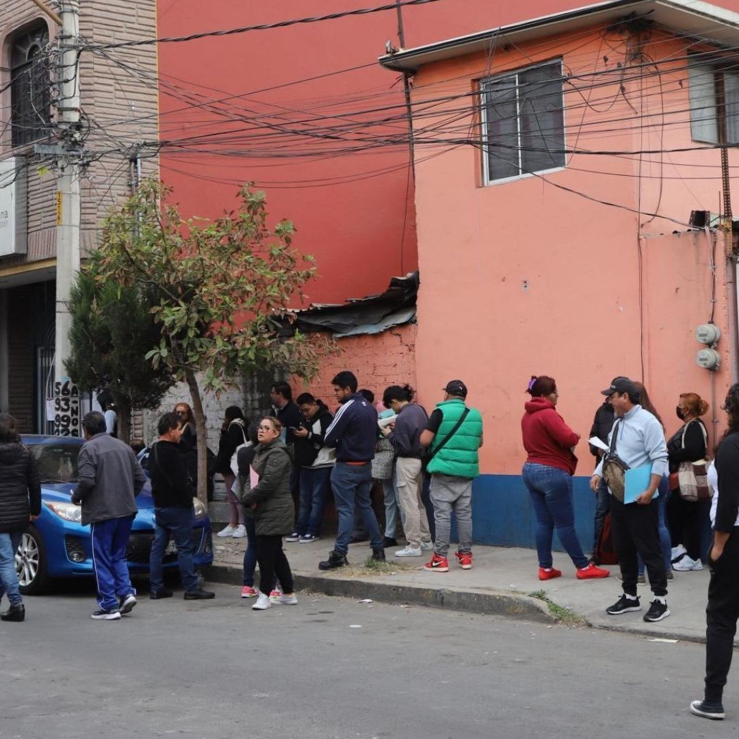 Desmañanados y a Última Hora, Ciudadanos Hacen Fila para Tramitar Credencial del INE