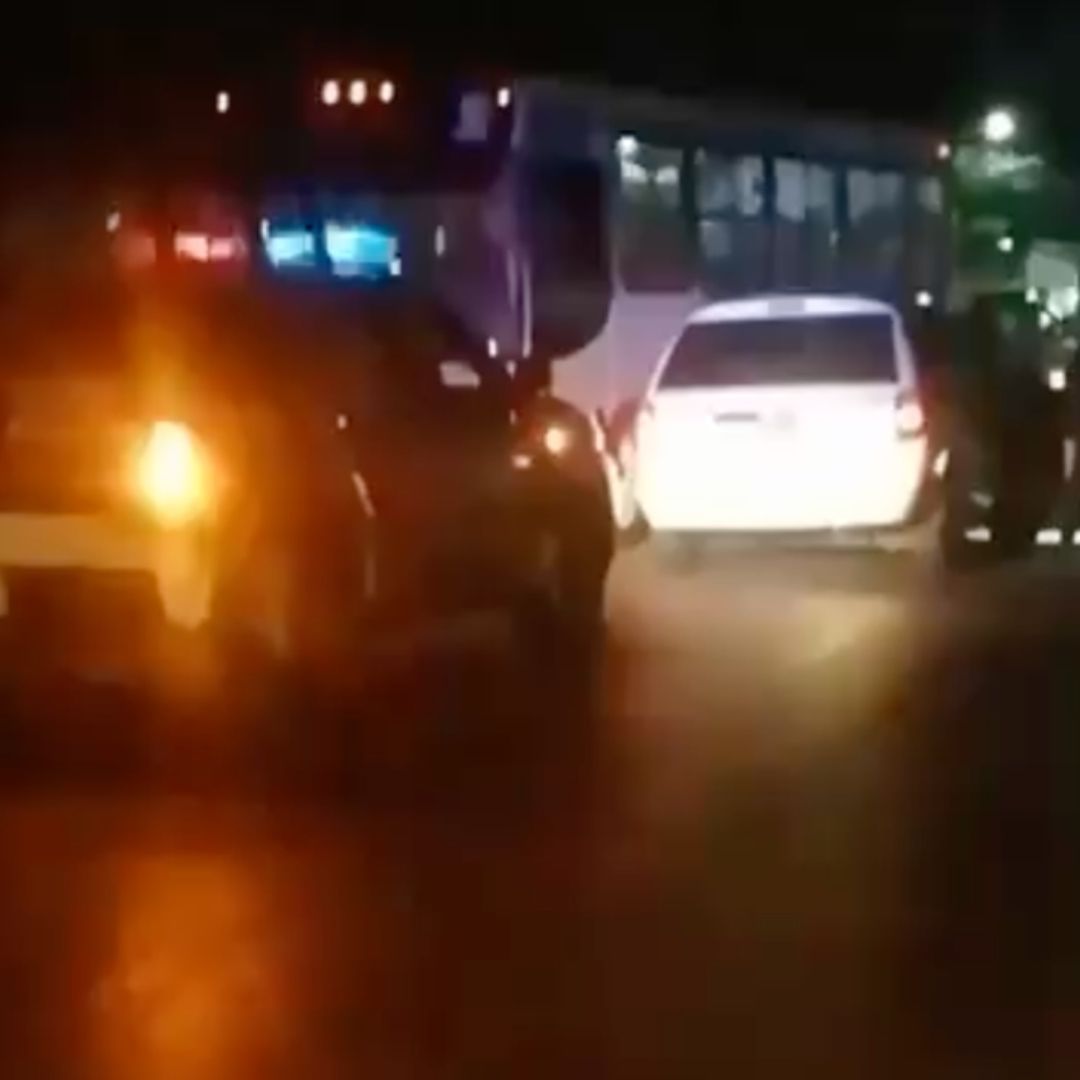 Tras el ataque el conductor de la camioneta perdió el control de la unidad y terminó impactado contra un autobús de pasaje.