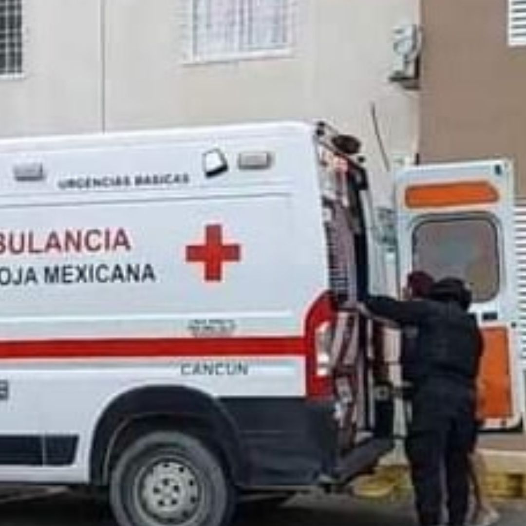 Niño brincaba en la cama y salió volando por una ventana en Cancún