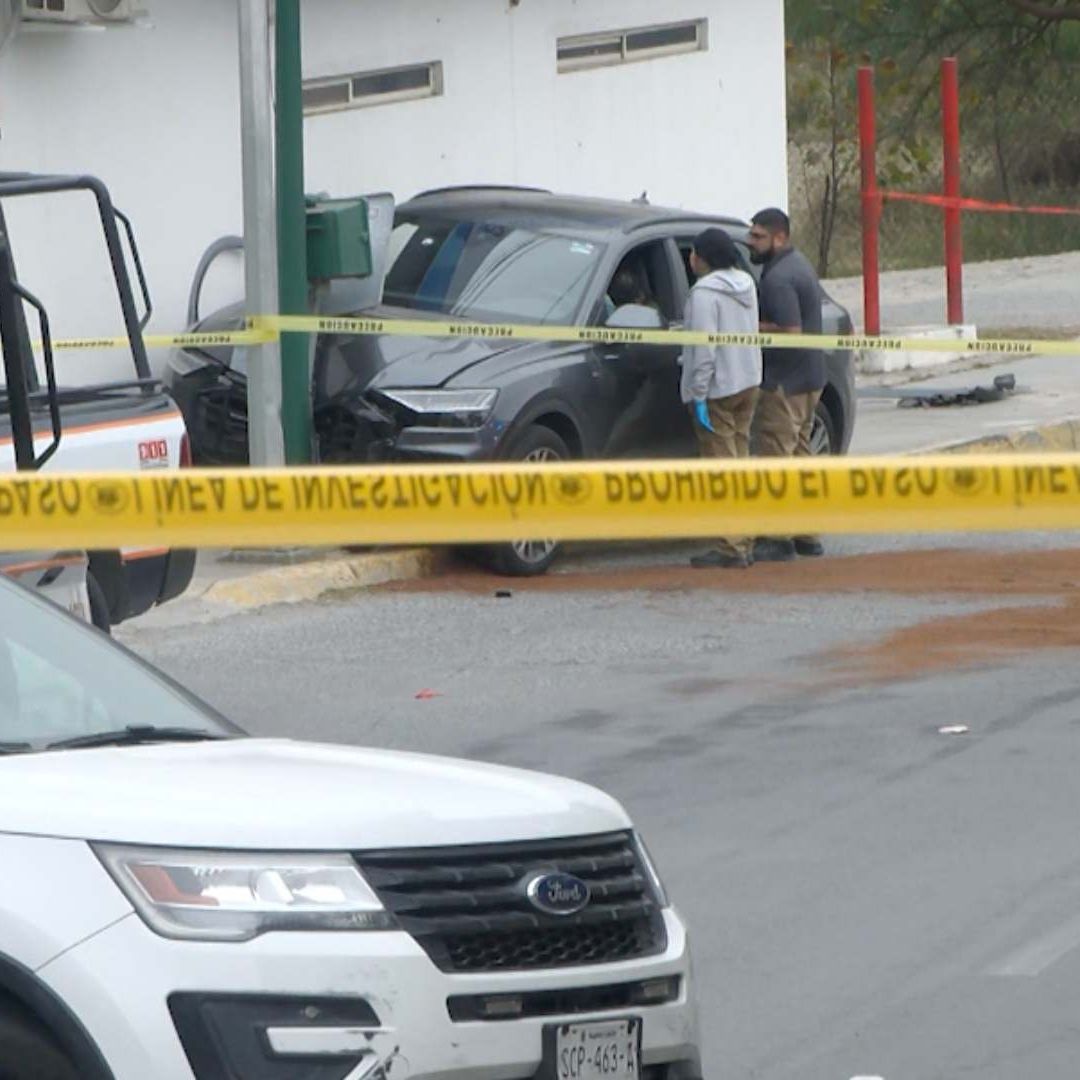 El conductor de la camioneta que vestía chamarra negra y pantalón de mezclilla