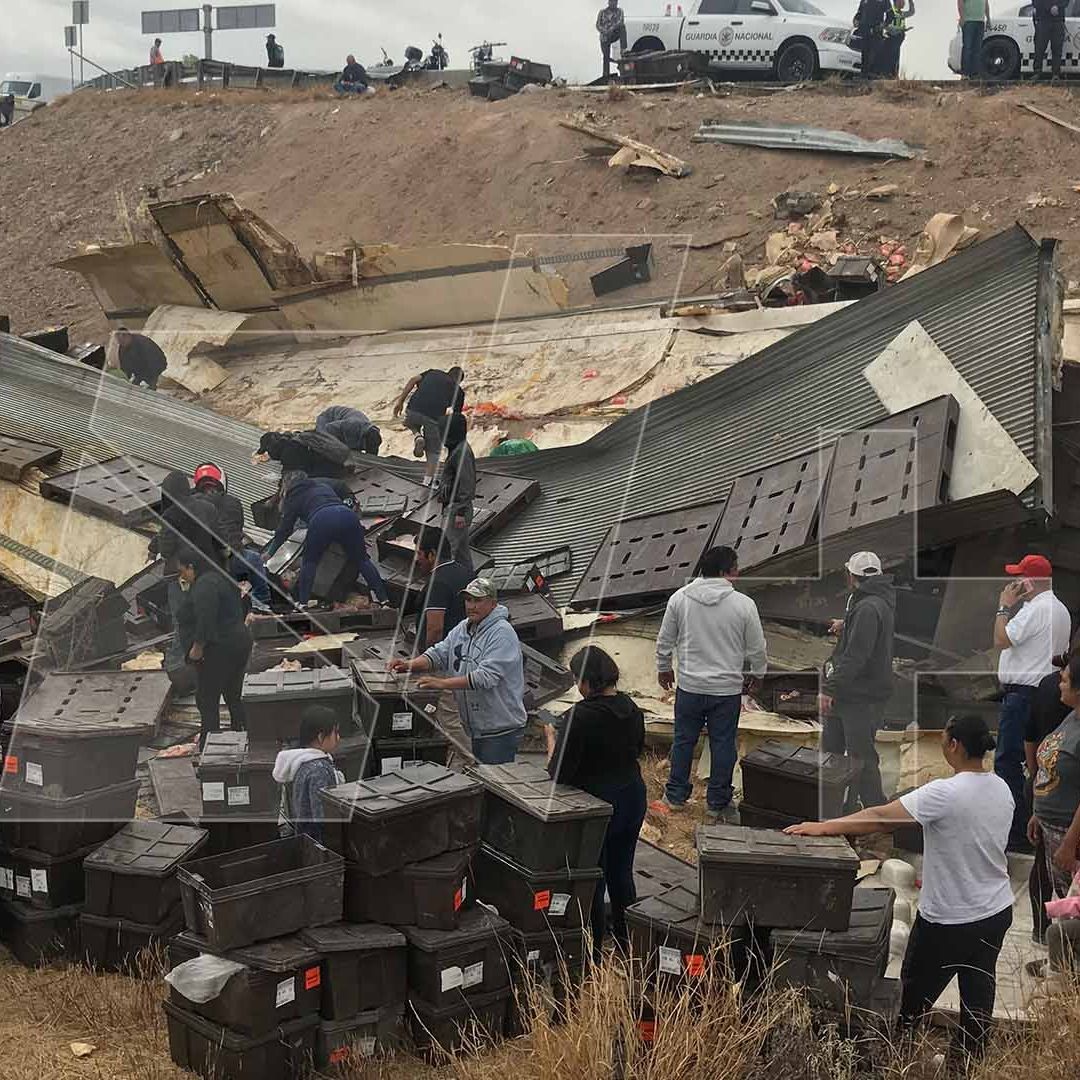 Volcadura de Tráiler con Pollos Desata Rapiña en Gómez Palacio